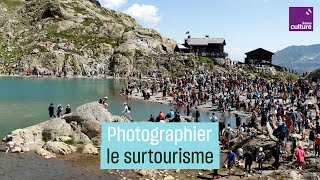 Cette photographe met en lumière le tourisme de masse [upl. by Ellinnet288]