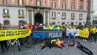 Napoli protesta contro le vittime della strada [upl. by Ealasaid]