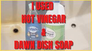 HOT VINEGAR AND DAWN DISHSOAP MIRACLE DIY BATHROOM CLEANER HOW TO GET THE YELLOW OUT OF A BATHTUB [upl. by Collar]