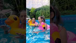 Cuando una niña ve una piscina 🏊🏼‍♀️👧🏻🤣 piscinas shorts comedy [upl. by Annerahs88]