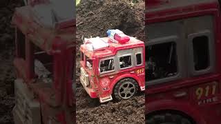 Camión Infantil de bomberos cruzando un camino lleno lodo Videos para niños con carritos [upl. by Valera]