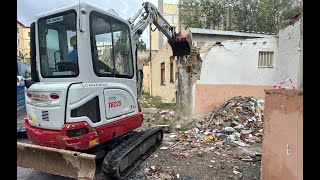 Risanamento le ruspe tornano a Fondo Fucile Giù la micro baraccopoli di via Evemero [upl. by Trudie145]