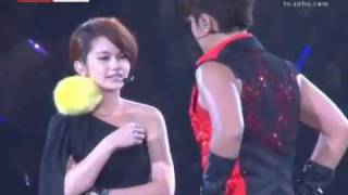 搜狐 20110712  杨丞琳拥罗志祥摔倒 后台骂脏话 Show Rainie [upl. by Fesuy365]