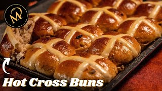 Die luftigsten Hot Cross Buns  Englische Osterbrötchen aus Hefeteig [upl. by Fonseca]