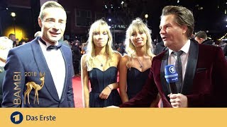 Lisa und Lena mit Kai Pflaume auf dem roten Teppich  Bambi 2018  ARD [upl. by Nahaj306]