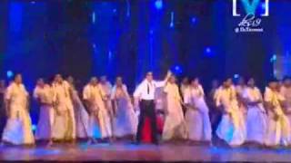 Shahrukh Khan and Kareena Kapoor performing Chamak Challo [upl. by Dlaniger]