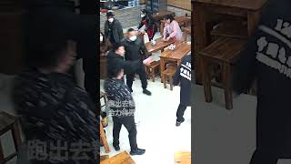 果断又专业！火箭军休假战士在面馆救助抽搐倒地男子，挽救了一条生命，点赞！熱門 中国 [upl. by Brosy810]