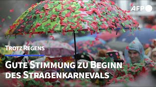 Straßenkarneval ist eröffnet – gute Laune bei Schmuddelwetter  AFP [upl. by Itirp312]