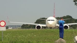 Close video of a closer spotter how take pictures of Turkish Airlines Boeing 737900 [upl. by Delores465]