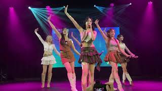 Weeekly 위클리  Dance Dance Dance  New York  4k60 FANCAM  Front Row  240912 [upl. by Akinak323]