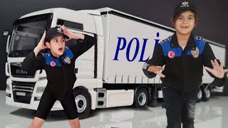 Melisa ile Nisa tır kamyona binmek istedi babası izin vermedi  polis  polis arabası  arabalar [upl. by Nnyladnarb]