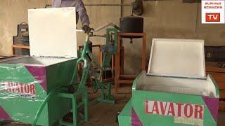 Lessive au Burkina Faso  Linnovateur Gaël Kaboré fabrique des machines à laver [upl. by Anaejer]