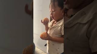 Aku suka makan jeruksemangka dan mangga cute anak buahbuahan mukbang [upl. by Otrebide]