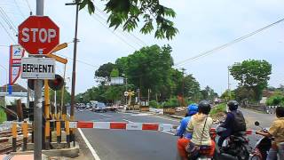 Kereta Api Indonesia  KA Malioboro Berjalan Perlahan [upl. by Eartnoed]