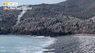 Así se ven las primeras playas originadas por la lava del volcán de La Palma [upl. by Eiderf517]