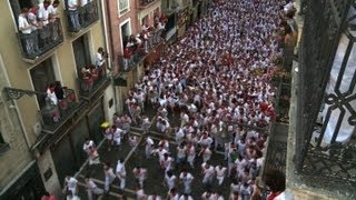 1er lâcher de taureaux de lannée dans les rues de Pampelune [upl. by Neiht]