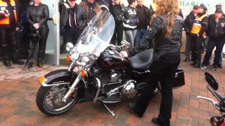 How to pick up a Harley Road King [upl. by Karame]