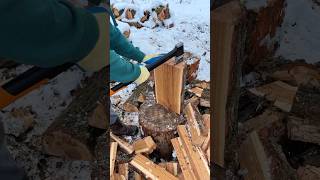 Fiskars x28 Good onehanded wood splitting skills [upl. by Annaeirb]