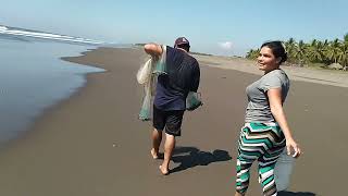 una aventura de pesca con esta señorita en esta hermosa playa 🇸🇻🐠🐟🐟🙏🌊🇸🇻🐠🐟 [upl. by Ladnar]