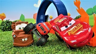 Rayo McQueen construye una pista Vídeos de coches para niños [upl. by Novyart]