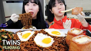 1분차이 쌍둥이 언니랑 짜파게티  파김치  모짜렐라 치즈 스팸 먹방 ㅣblack bean noodle TWINS MUKBANG [upl. by Yelhs]